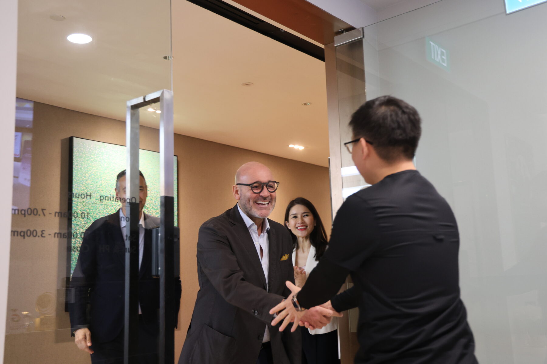 Dr Sin Yong welcoming the DEKA delegation on arrival at IN Eternity Clinic, Orchard Road, Singapore