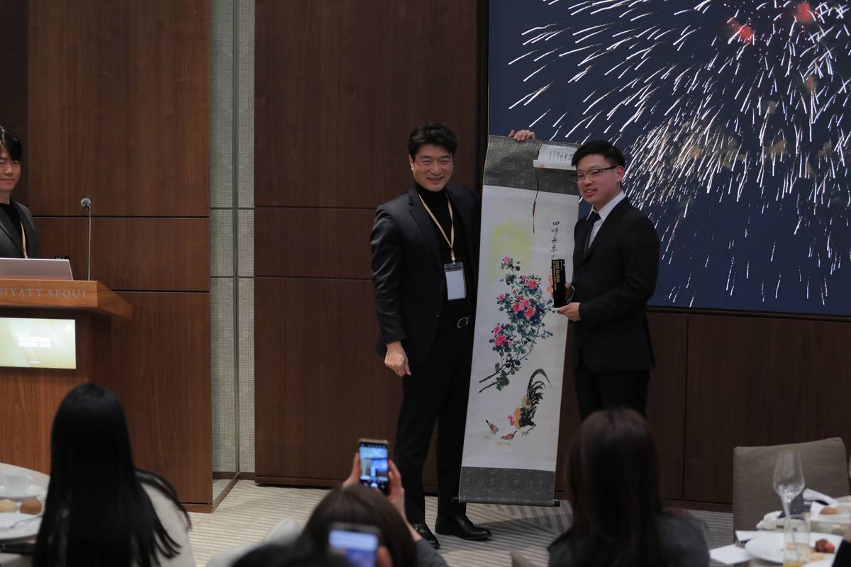 Dr Sin Yong receiving recognition from HIRONIC leadership at the VVIP Partners Meeting 2026, Seoul